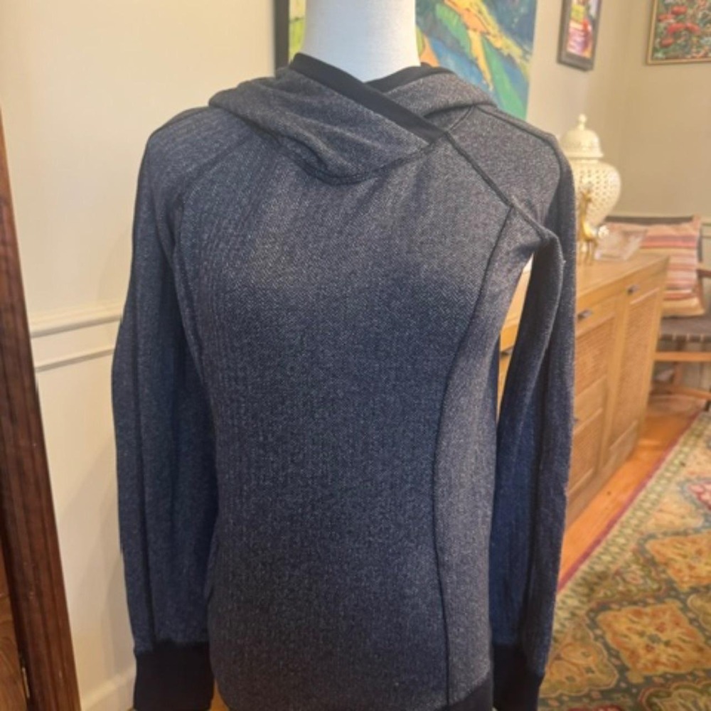 Lululemon (size small) hooded pullover charcoal gray